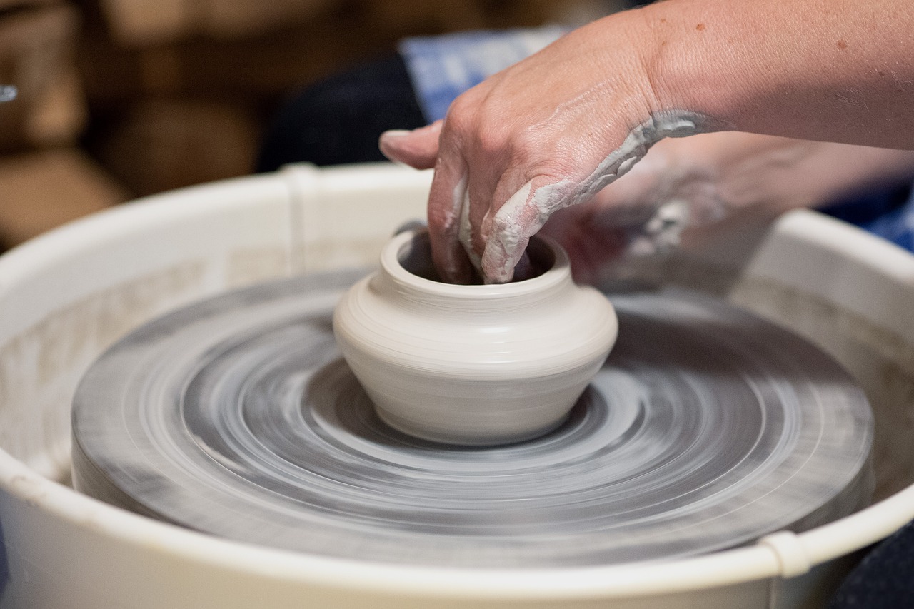 Featured image for article: Pottery Wheel Buying Guide: How to Choose Your First Potter's Wheel